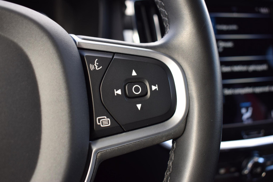 Volvo V60 2.0 B3 Momentum Business | Trekhaak | Apple CarPlay | ACC | Climate