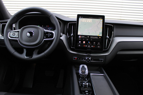 Volvo XC60 2.0 T8 Plug-in hybrid Plus Black Edition | Head-up | 360 | Zwenkbare trekhaak | Panoramadak