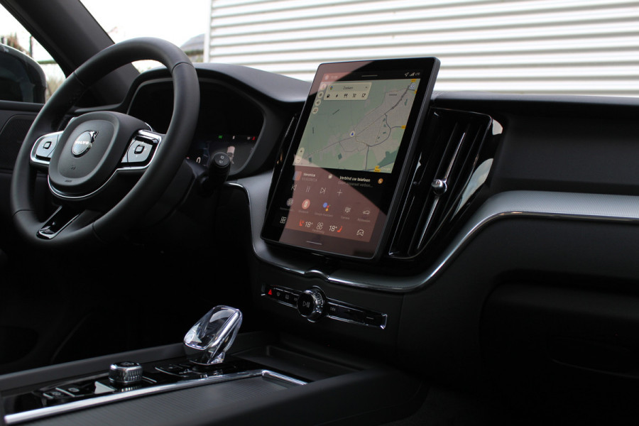 Volvo XC60 2.0 T8 Plug-in hybrid Plus Black Edition | Head-up | 360 | Zwenkbare trekhaak | Panoramadak