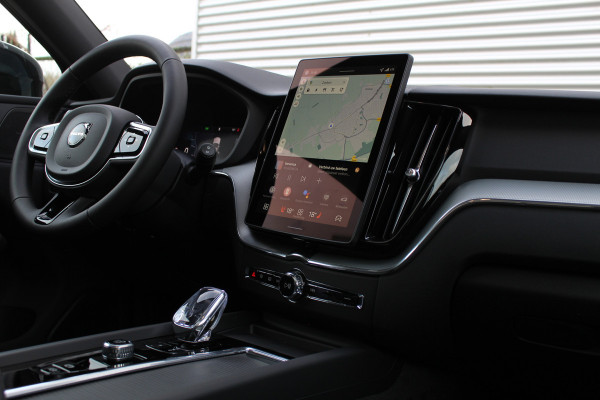 Volvo XC60 2.0 T8 Plug-in hybrid Plus Black Edition | Head-up | 360 | Zwenkbare trekhaak | Panoramadak