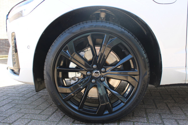 Volvo XC60 2.0 T8 Plug-in hybrid Plus Black Edition | Head-up | 360 | Zwenkbare trekhaak | Panoramadak
