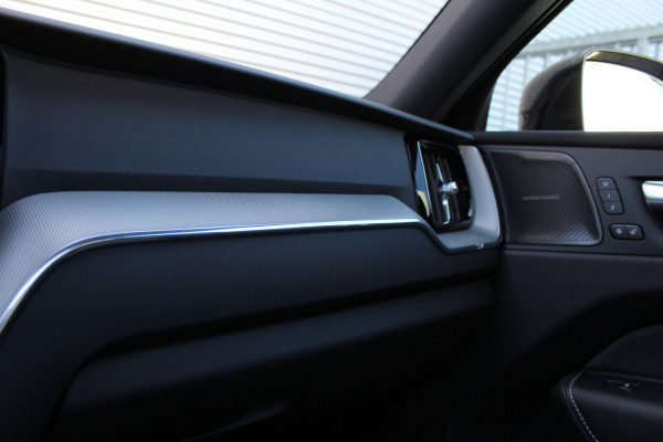 Volvo XC60 2.0 T8 Plug-in hybrid Plus Black Edition | Head-up | 360 | Zwenkbare trekhaak | Panoramadak