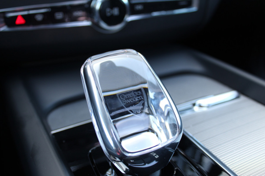 Volvo XC60 2.0 T8 Plug-in hybrid Plus Black Edition | Head-up | 360 | Zwenkbare trekhaak | Panoramadak