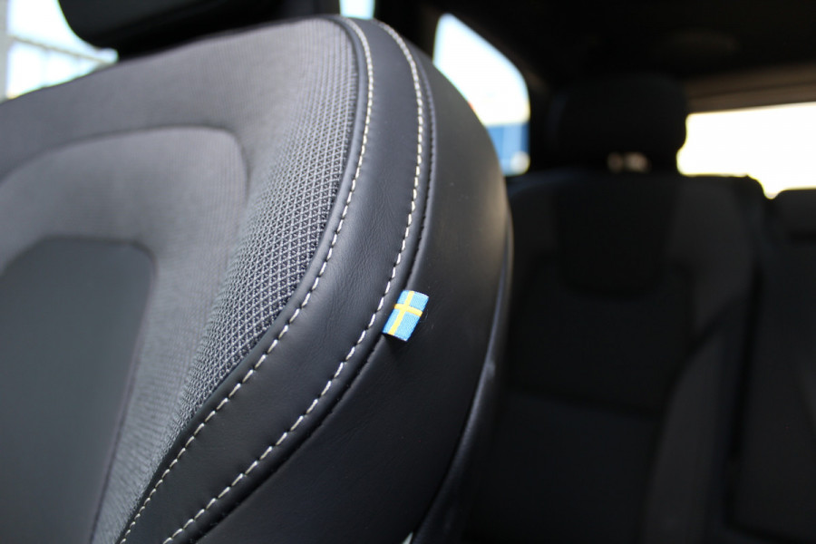 Volvo XC60 2.0 T8 Plug-in hybrid Plus Black Edition | Head-up | 360 | Zwenkbare trekhaak | Panoramadak