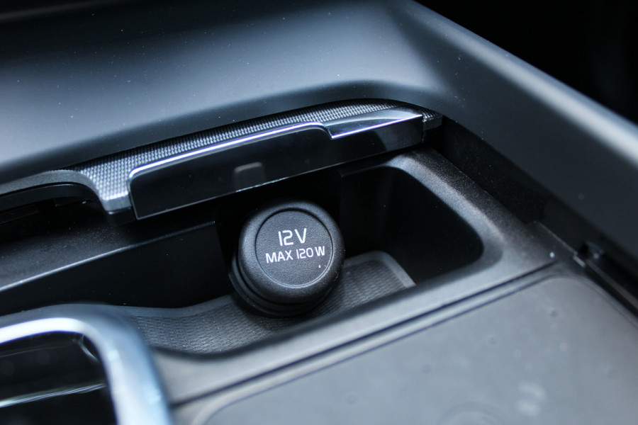 Volvo XC60 2.0 T8 Plug-in hybrid Plus Black Edition | Head-up | 360 | Zwenkbare trekhaak | Panoramadak