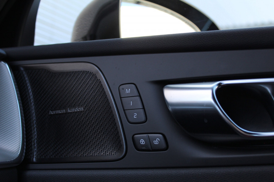 Volvo XC60 2.0 T8 Plug-in hybrid Plus Black Edition | Head-up | 360 | Zwenkbare trekhaak | Panoramadak