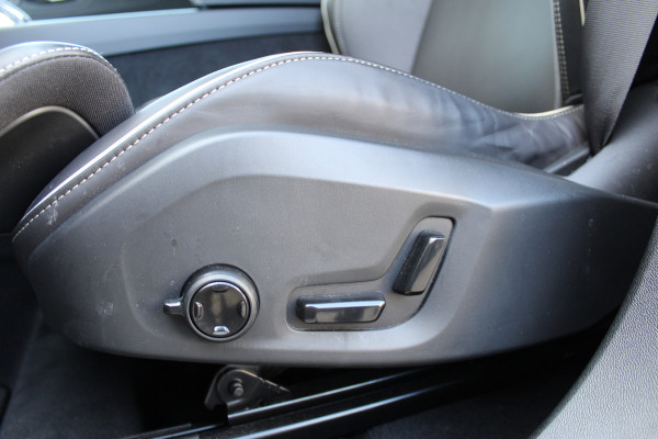 Volvo XC60 2.0 T8 Plug-in hybrid Plus Black Edition | Head-up | 360 | Zwenkbare trekhaak | Panoramadak