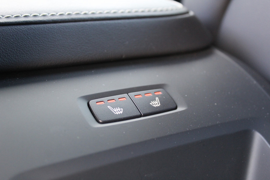 Volvo XC60 2.0 T8 Plug-in hybrid Plus Black Edition | Head-up | 360 | Zwenkbare trekhaak | Panoramadak