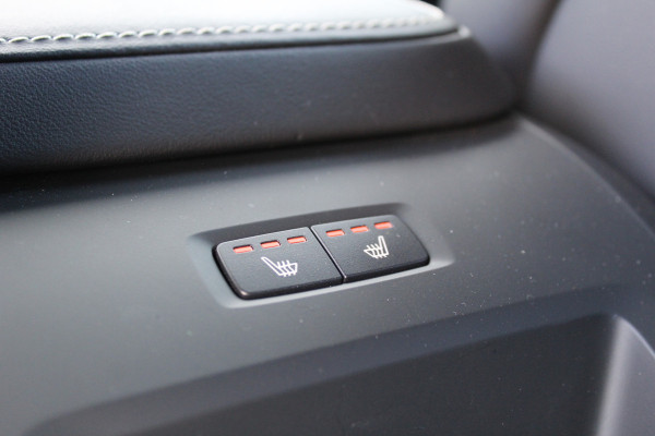 Volvo XC60 2.0 T8 Plug-in hybrid Plus Black Edition | Head-up | 360 | Zwenkbare trekhaak | Panoramadak