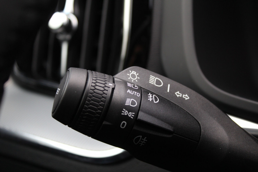 Volvo XC60 2.0 T8 Plug-in hybrid Plus Black Edition | Head-up | 360 | Zwenkbare trekhaak | Panoramadak