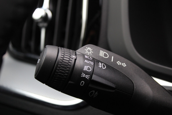 Volvo XC60 2.0 T8 Plug-in hybrid Plus Black Edition | Head-up | 360 | Zwenkbare trekhaak | Panoramadak