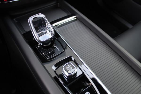 Volvo XC60 2.0 T8 Plug-in hybrid Plus Black Edition | Head-up | 360 | Zwenkbare trekhaak | Panoramadak
