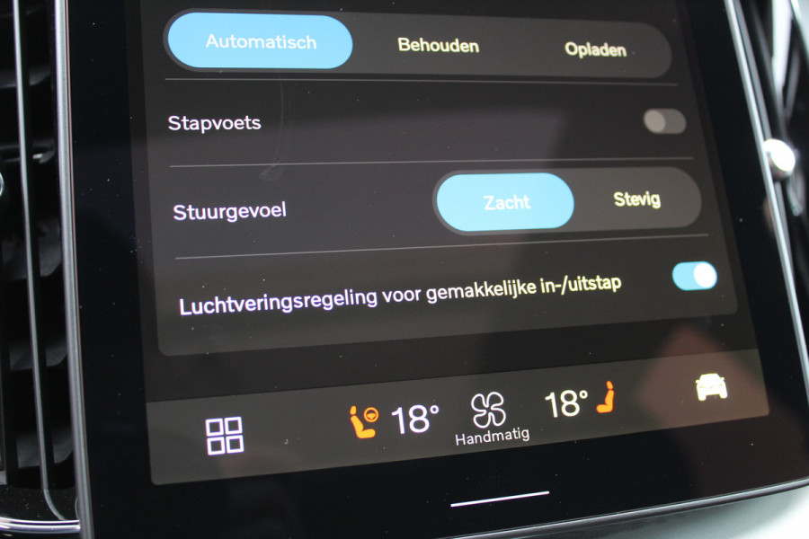 Volvo XC60 2.0 T8 Plug-in hybrid Plus Black Edition | Head-up | 360 | Zwenkbare trekhaak | Panoramadak