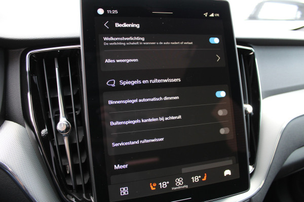 Volvo XC60 2.0 T8 Plug-in hybrid Plus Black Edition | Head-up | 360 | Zwenkbare trekhaak | Panoramadak