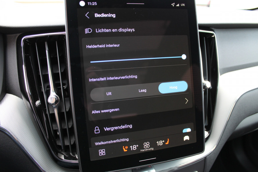 Volvo XC60 2.0 T8 Plug-in hybrid Plus Black Edition | Head-up | 360 | Zwenkbare trekhaak | Panoramadak