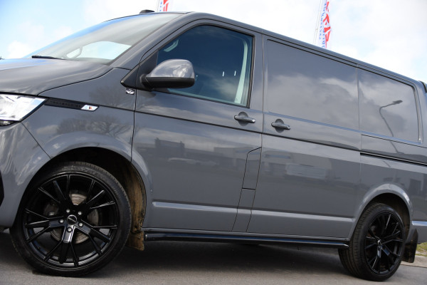 Volkswagen Transporter 2.0 TDI L1H1 30 PB Edition Camera, Adaptieve Cruise, Carplay, Stoelverwarming, 150pk, 2 x Schuifdeur, Standkachel, Trekhaak, Uniek!