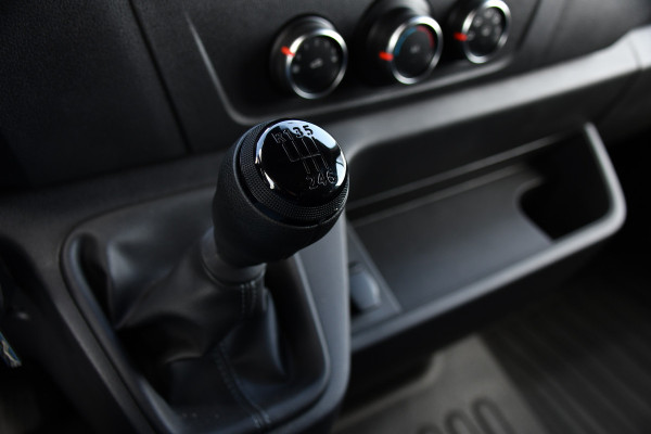 Renault Master T35 2.3 dCi 180 L2H2 DC PB Edition Camera, Cruise, Carplay, LED, 2 x Schuifdeur, Multimedia, 180pk, 6 zitplaatsen, Uniek!