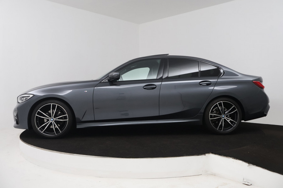 BMW 3-serie 320i High Executive (PANORAMADAK, CAMERA, STOELVERWARMING, CRUISE ADAPTIEF, SFEERVERLICHTING)