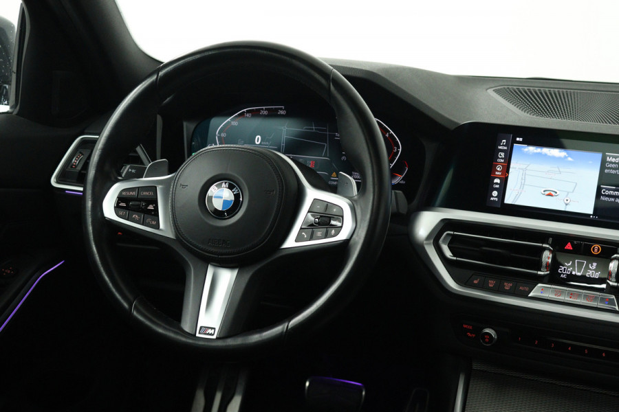 BMW 3-serie 320i High Executive (PANORAMADAK, CAMERA, STOELVERWARMING, CRUISE ADAPTIEF, SFEERVERLICHTING)
