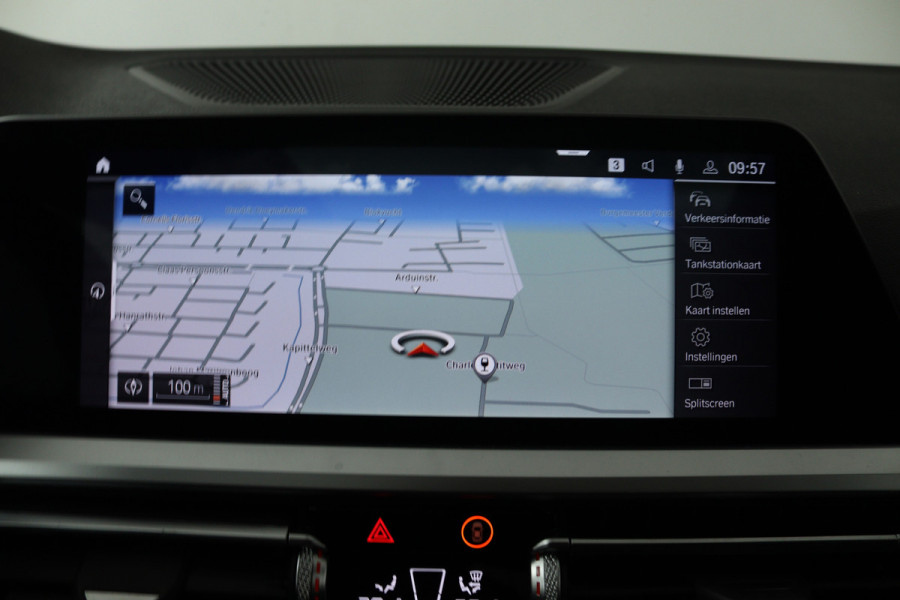 BMW 3-serie 320i High Executive (PANORAMADAK, CAMERA, STOELVERWARMING, CRUISE ADAPTIEF, SFEERVERLICHTING)