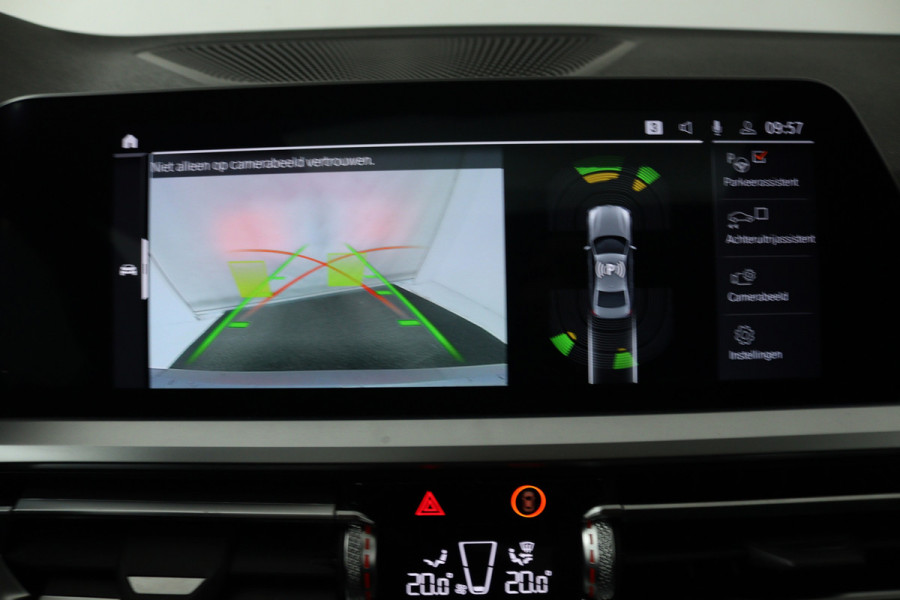 BMW 3-serie 320i High Executive (PANORAMADAK, CAMERA, STOELVERWARMING, CRUISE ADAPTIEF, SFEERVERLICHTING)