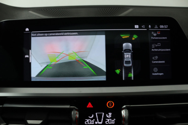 BMW 3-serie 320i High Executive (PANORAMADAK, CAMERA, STOELVERWARMING, CRUISE ADAPTIEF, SFEERVERLICHTING)