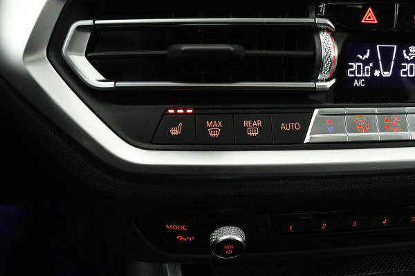 BMW 3-serie 320i High Executive (PANORAMADAK, CAMERA, STOELVERWARMING, CRUISE ADAPTIEF, SFEERVERLICHTING)
