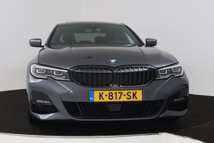 BMW 3-serie 320i High Executive (PANORAMADAK, CAMERA, STOELVERWARMING, CRUISE ADAPTIEF, SFEERVERLICHTING)
