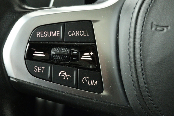 BMW 3-serie 320i High Executive (PANORAMADAK, CAMERA, STOELVERWARMING, CRUISE ADAPTIEF, SFEERVERLICHTING)