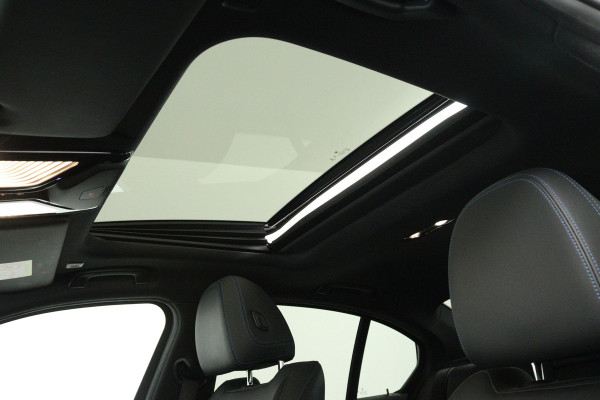 BMW 3-serie 320i High Executive (PANORAMADAK, CAMERA, STOELVERWARMING, CRUISE ADAPTIEF, SFEERVERLICHTING)