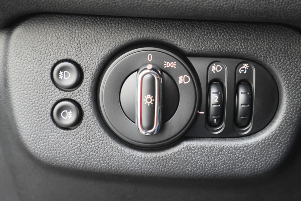 MINI Clubman 1.5 One Business Edition Automaat Navigatie, Climate, Cruise, PDC, 17"