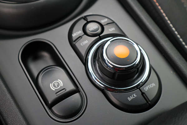 MINI Clubman 1.5 One Business Edition Automaat Navigatie, Climate, Cruise, PDC, 17"