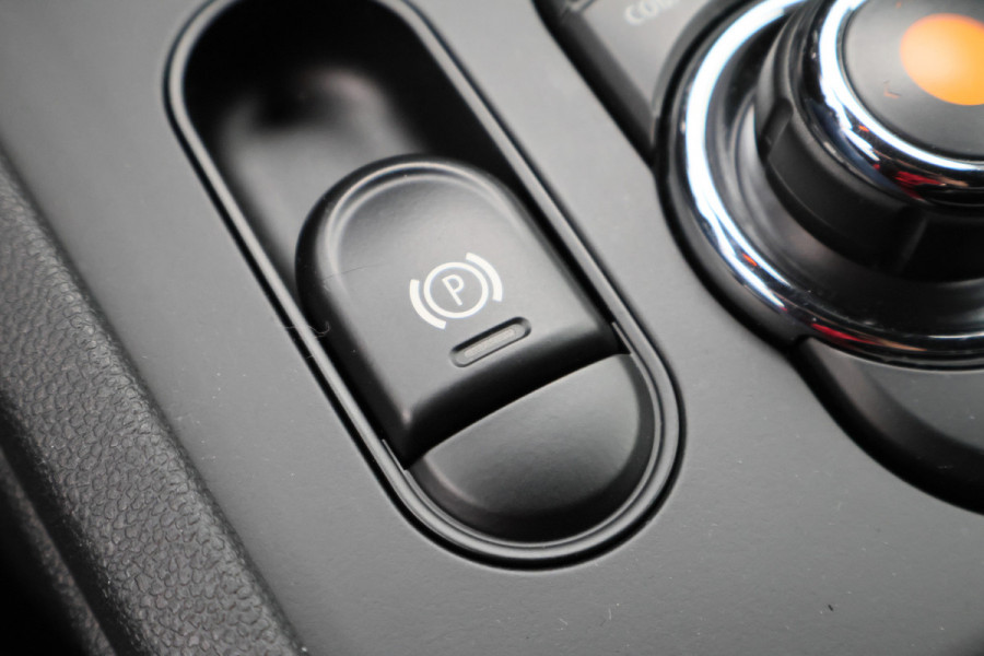 MINI Clubman 1.5 One Business Edition Automaat Navigatie, Climate, Cruise, PDC, 17"