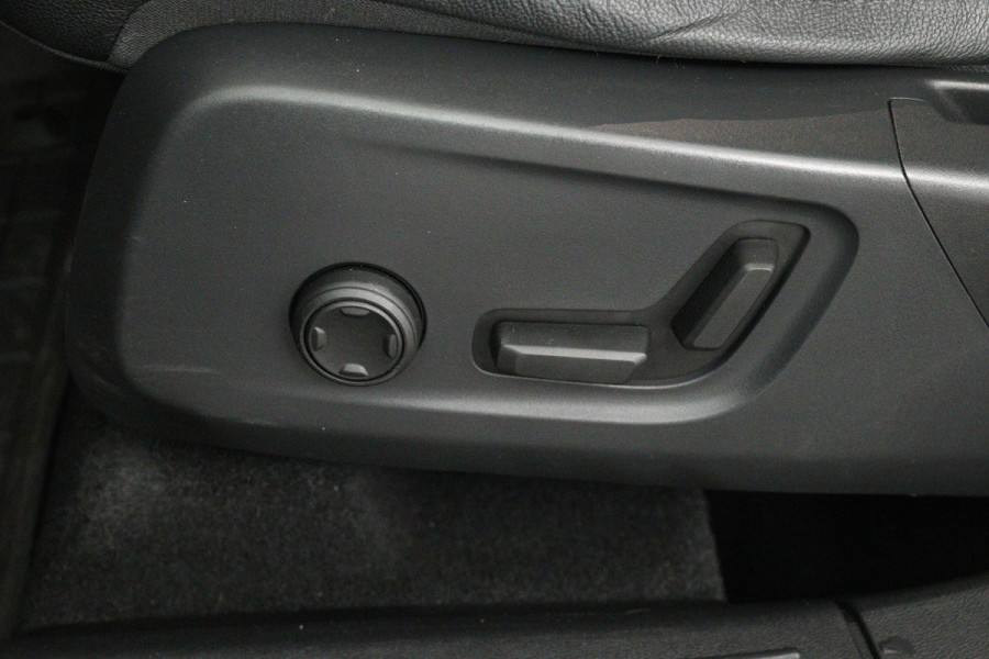 Volvo XC40 2.0 T5 AWD Inscription (PANORAMADAK, TREKHAAK, ELEKTR STOELEN, STOEL/STUUR VERWARMING, ACHTERUITRIJCAMERA)