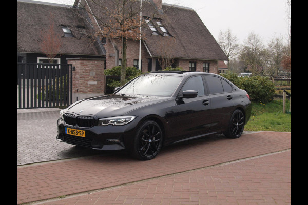 BMW 3-serie 330e | Panoramadak | Harman Kardon | Apple Carplay | Leer | 19 Inch |