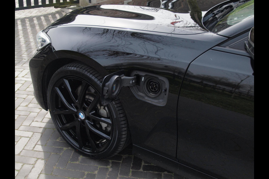BMW 3-serie 330e | Panoramadak | Harman Kardon | Apple Carplay | Leer | 19 Inch |