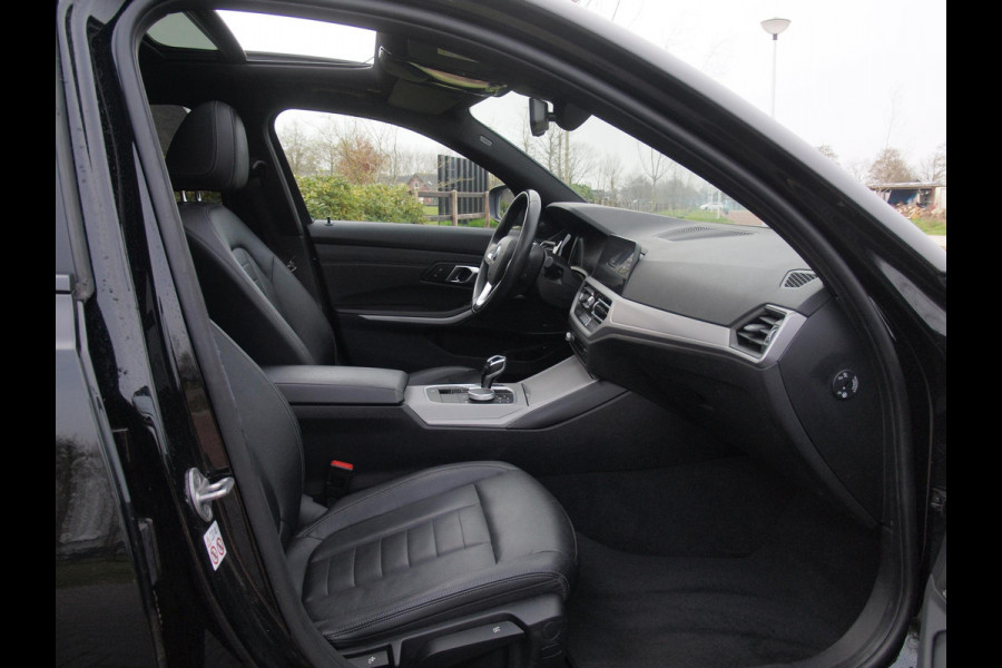 BMW 3-serie 330e | Panoramadak | Harman Kardon | Apple Carplay | Leer | 19 Inch |