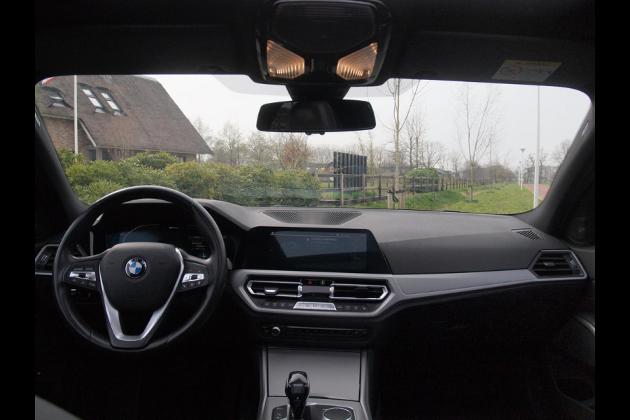 BMW 3-serie 330e | Panoramadak | Harman Kardon | Apple Carplay | Leer | 19 Inch |