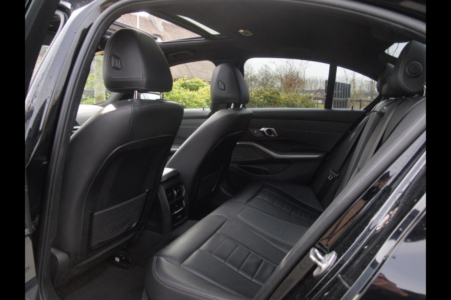 BMW 3-serie 330e | Panoramadak | Harman Kardon | Apple Carplay | Leer | 19 Inch |