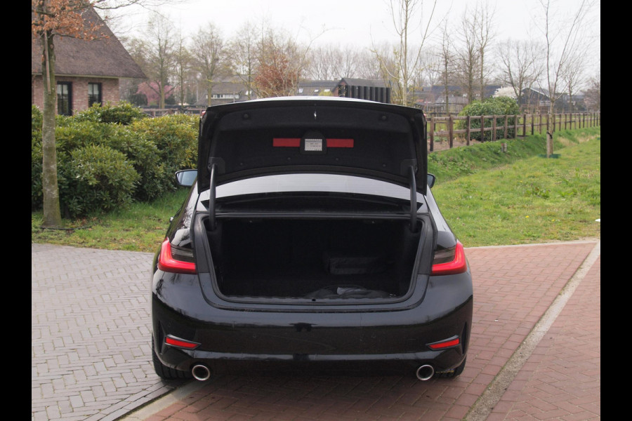 BMW 3-serie 330e | Panoramadak | Harman Kardon | Apple Carplay | Leer | 19 Inch |