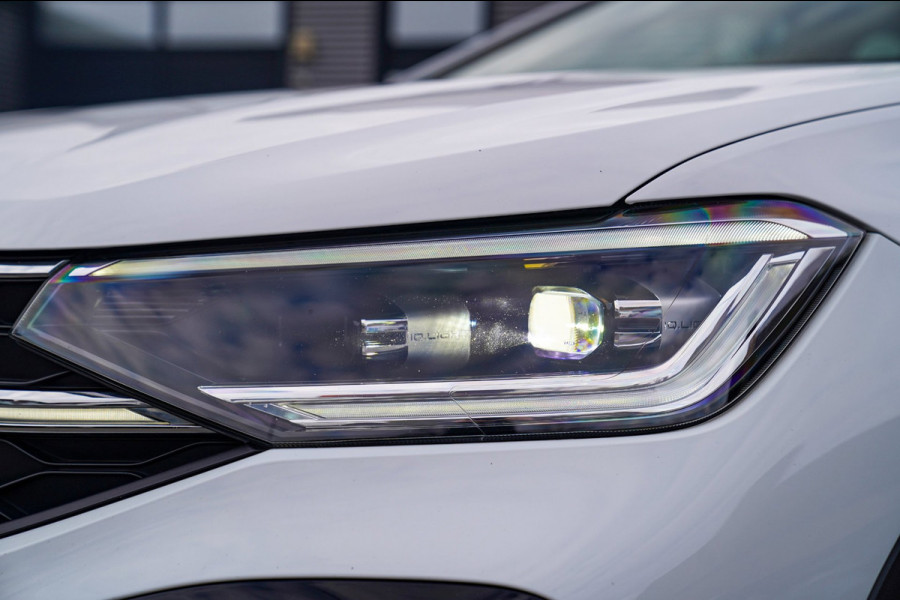 Volkswagen Taigo 1.0 TSI R-Line Business | Panorama | Stoelverwarming | Camera | Lane Assist | Digital dashboard