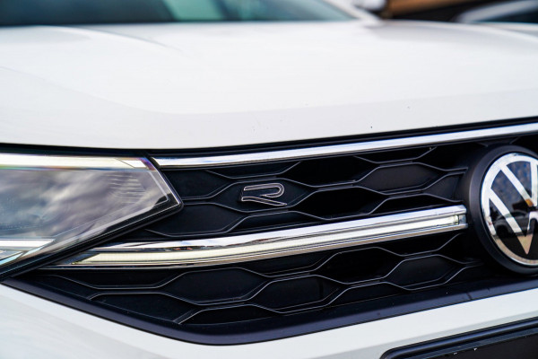 Volkswagen Taigo 1.0 TSI R-Line Business | Panorama | Stoelverwarming | Camera | Lane Assist | Digital dashboard