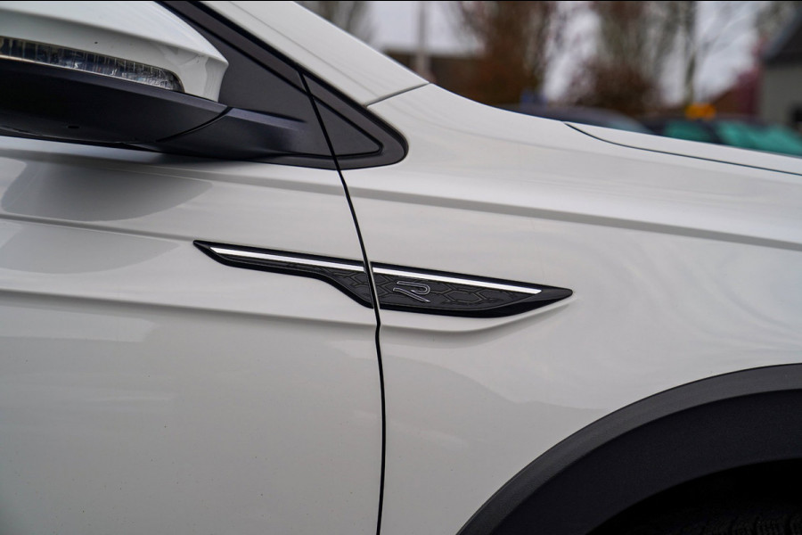 Volkswagen Taigo 1.0 TSI R-Line Business | Panorama | Stoelverwarming | Camera | Lane Assist | Digital dashboard