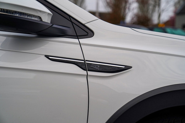 Volkswagen Taigo 1.0 TSI R-Line Business | Panorama | Stoelverwarming | Camera | Lane Assist | Digital dashboard