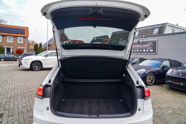 Volkswagen Taigo 1.0 TSI R-Line Business | Panorama | Stoelverwarming | Camera | Lane Assist | Digital dashboard