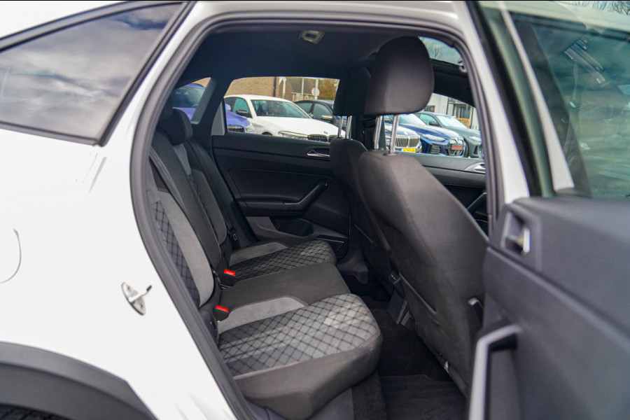 Volkswagen Taigo 1.0 TSI R-Line Business | Panorama | Stoelverwarming | Camera | Lane Assist | Digital dashboard