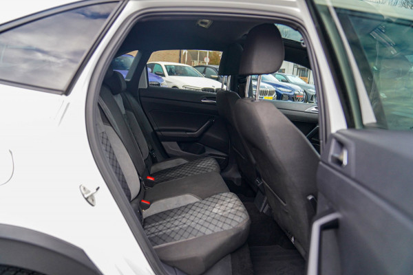 Volkswagen Taigo 1.0 TSI R-Line Business | Panorama | Stoelverwarming | Camera | Lane Assist | Digital dashboard