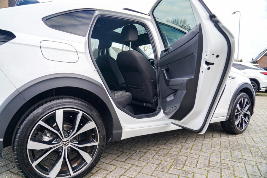 Volkswagen Taigo 1.0 TSI R-Line Business | Panorama | Stoelverwarming | Camera | Lane Assist | Digital dashboard