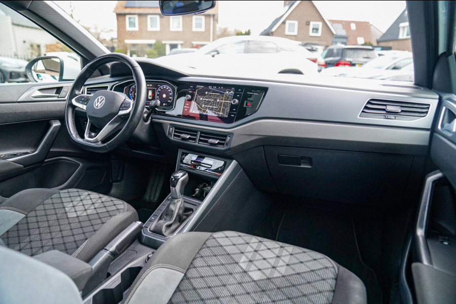 Volkswagen Taigo 1.0 TSI R-Line Business | Panorama | Stoelverwarming | Camera | Lane Assist | Digital dashboard