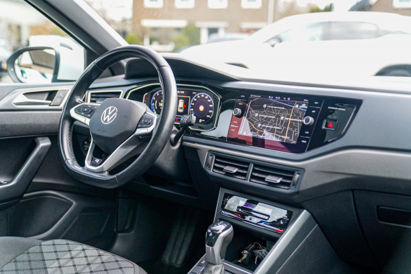 Volkswagen Taigo 1.0 TSI R-Line Business | Panorama | Stoelverwarming | Camera | Lane Assist | Digital dashboard